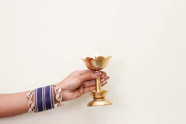 Indian Festival Diwali, lamp in de hand