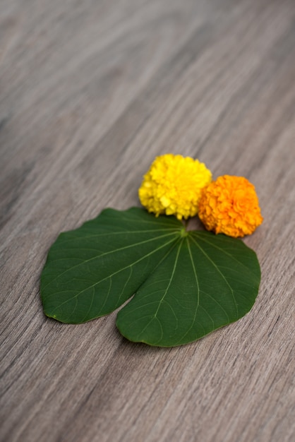 葉とマリーゴールドの花を示すインドのお祭りこれDussehra背景