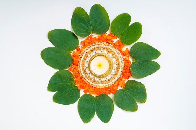 Photo indian festival dussehra compostion with green leaf ,flowers and lamp