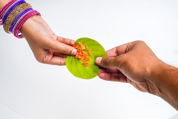 Foto festival indiano dussehra, foglia verde apta in mano