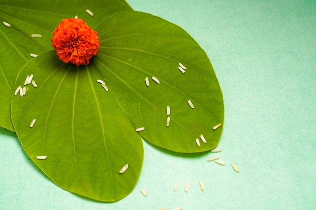 Festival indiano dussehra, foglia verde, riso e fiori