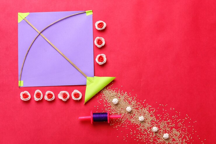 फोटो indian festival makar sankranti concept, colorful kite ,string and sweet sesame seed ball.