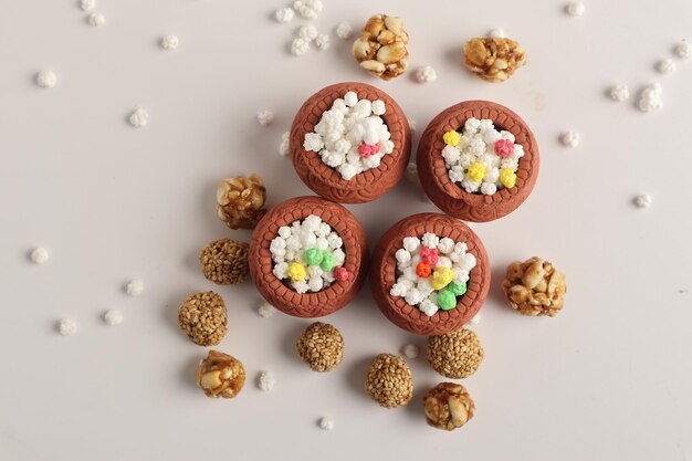 Индийский фестиваль макар санкранти концепция Тилгул в маленькой миске Тилгул - это красочная кунжутная конфета, покрытая семенами кунжута в Махараштре, люди обмениваются тилгулом на Санкранти