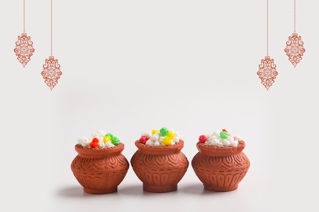 Festival indiano makar sankranti concept : tilgul in una piccola ciotola. tilgul è una caramella colorata al sesamo ricoperta di semi di sesamo; nel maharashtra le persone si scambiano tilgul su sankranti