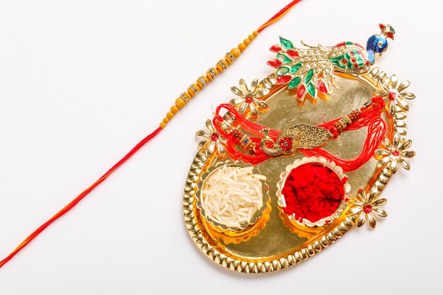 인도 축제 Raksha Bandhan, 화려한 디자이너 Rakhi 또는 Wrist Band