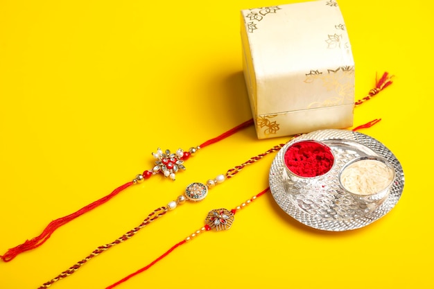 인도 축제 raksha bandhan puja thali 및 rakhi 또는 손목 밴드