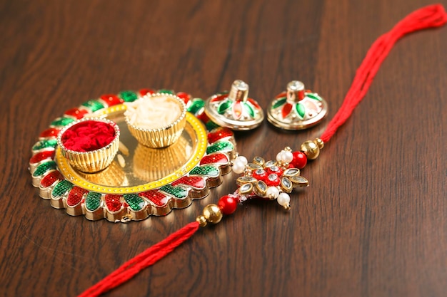 인도 축제 raksha bandhan puja thali 및 rakhi 또는 손목 밴드