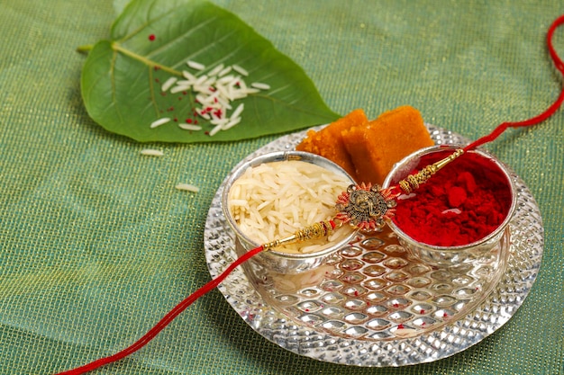 Festival indiano raksha bandhan un tradizionale braccialetto indiano che è un simbolo dell'amore tra fratelli e sorelle