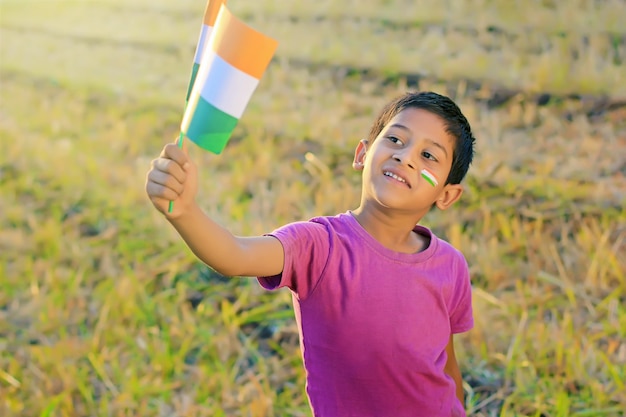 Индийский флаг в руке ребенка