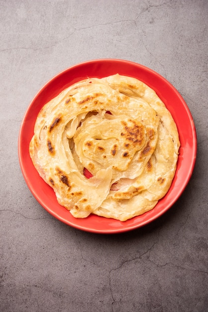 밀가루 또는 마이다를 사용하여 층으로 구성된 Laccha Paratha라고 불리는 인도 플랫 브레드