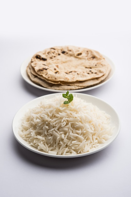 인도 플랫 브레드 Chapati 또는 Roti with Cooked plain rice, 선택적 포커스