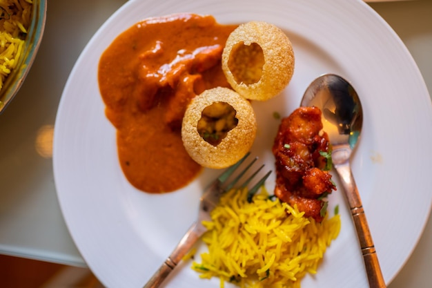 인도 음식 카레 버터 치킨 Palak Paneer Chiken Tikka Biryani 야채 카레 Papad Dal Palak Sabji Jira Alu Rice with Saffron on table