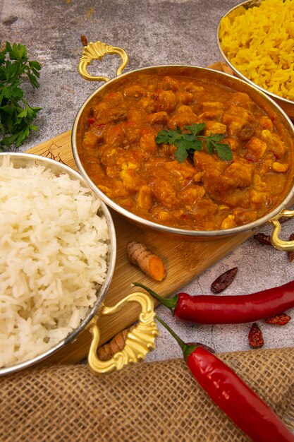 Cibo indiano. cibo indiano. pollo al curry in salsa di pomodoro