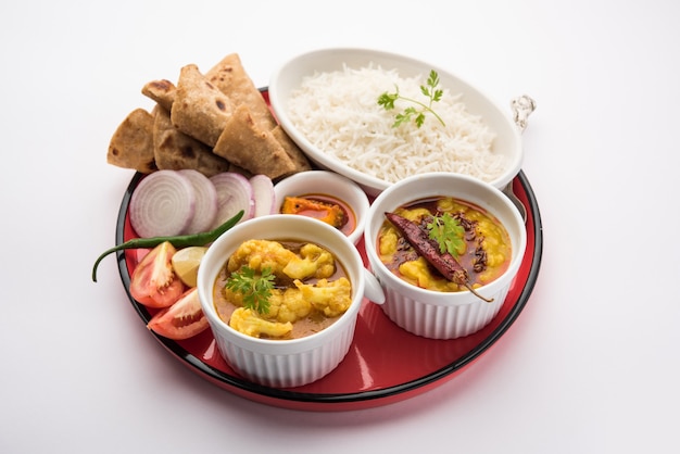 Indian Food Platter of Vegetarische Thali bevat Dal Fry, Rice, Chapati en een soort groente met salade