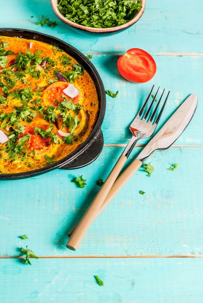 Ricette alimentari indiane, omelette all'uovo masala indiana, con verdure fresche