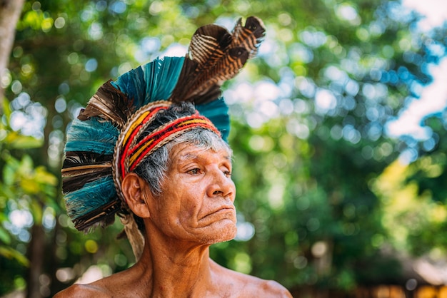 Foto indiano della tribù pataxã³, con copricapo di piume. anziani indiani brasiliani che guardano a destra