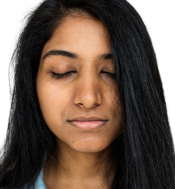 Индийская девушка закрывает глаза спокойно и мирно медитирует