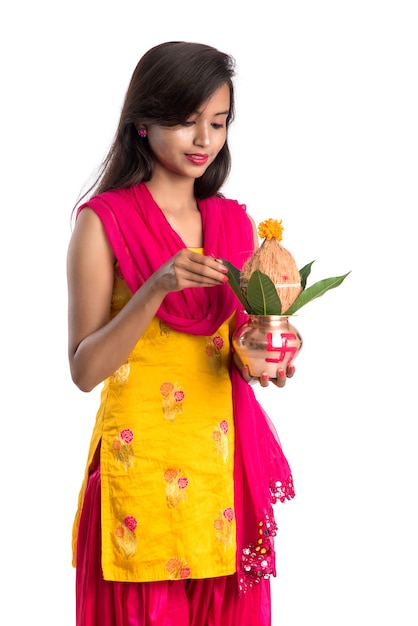 Индийская девушка держит традиционный медный калаш с пуджа тхали