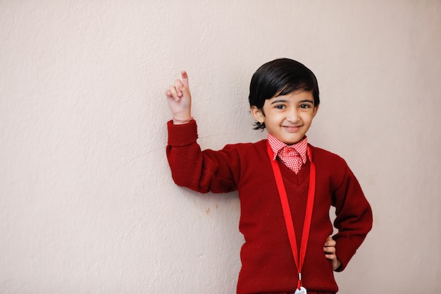 インドの女の子の制服と指を示す