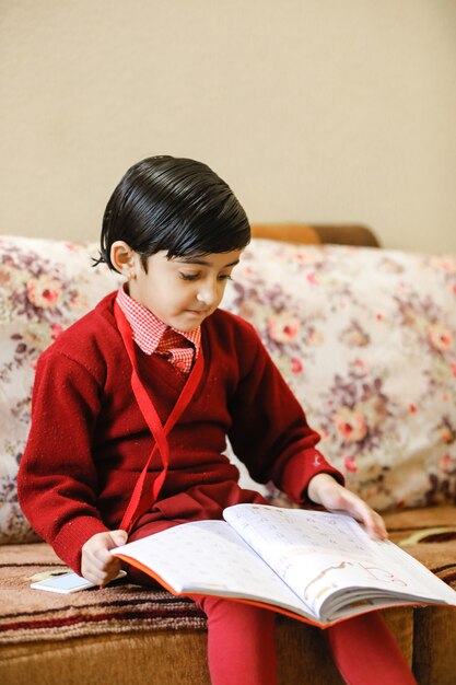 学校の制服でインドの女の子と自宅で勉強