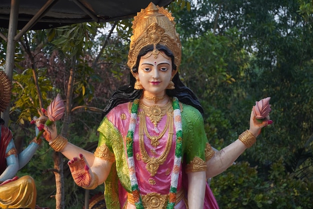 Foto scultura della dea indiana lakshmi