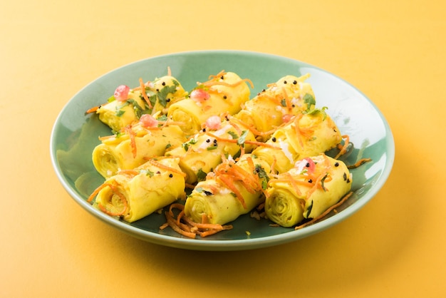 Khandvi 또는 suralichya vadya라고 하는 인도 그램 밀가루 스낵, 선택적 초점