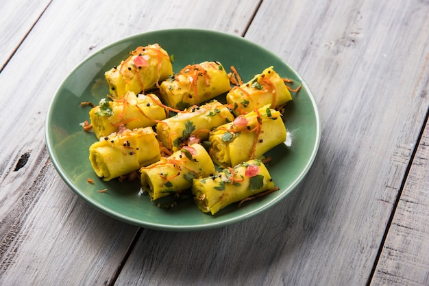 Khandvi 또는 suralichya vadya라고 하는 인도 그램 밀가루 스낵, 선택적 초점