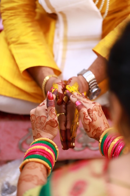 Photo indian groom hands indian wedding