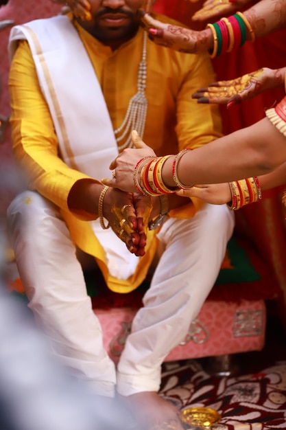 Photo indian groom hands indian wedding