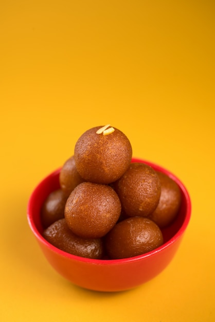 그릇에 인도 Gulab Jamun 케이크