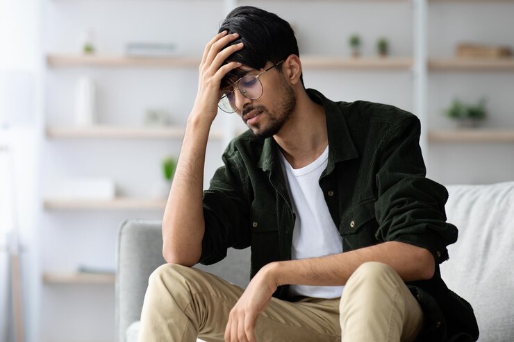 Photo indian guy touching his head suffering from headache copy space