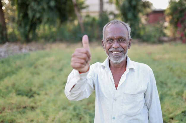 Photo indian happy farmer in a chickpea farm