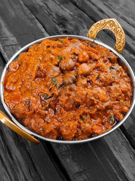 Индийская здоровая кухня Chana Masala на деревянном фоне