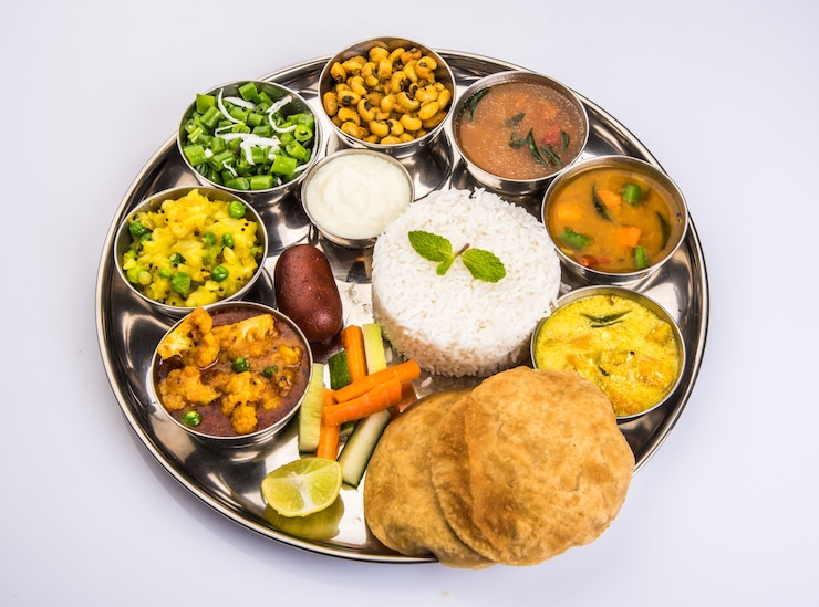 फोटो भारतीय या हिंदू वेज थाली जिसे फ़ूड प्लैटर के नाम से भी जाना जाता है, एक संपूर्ण लंच या डिनर मील है, क्लोजअप, सिलेक्टिव फ़ोकस।