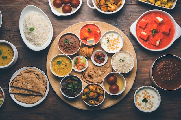 인도 힌두교 Veg Thali 또는 음식 플래터, 선택적 초점