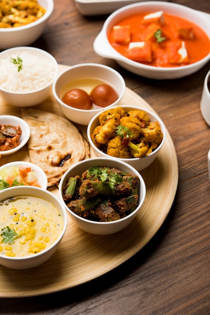 인도 힌두교 Veg Thali 또는 음식 플래터, 선택적 초점