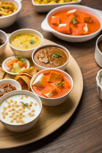 인도 힌두교 Veg Thali 또는 음식 플래터, 선택적 초점