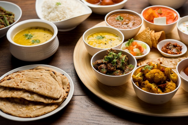 인도 힌두교 Veg Thali 또는 음식 플래터, 선택적 초점