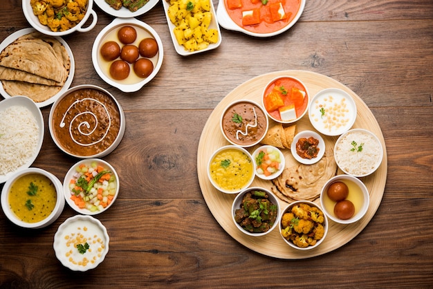 인도 힌두교 Veg Thali 또는 음식 플래터, 선택적 초점