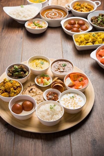 인도 힌두교 Veg Thali 또는 음식 플래터, 선택적 초점