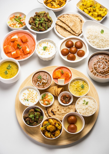 인도 힌두교 Veg Thali 또는 음식 플래터, 선택적 초점