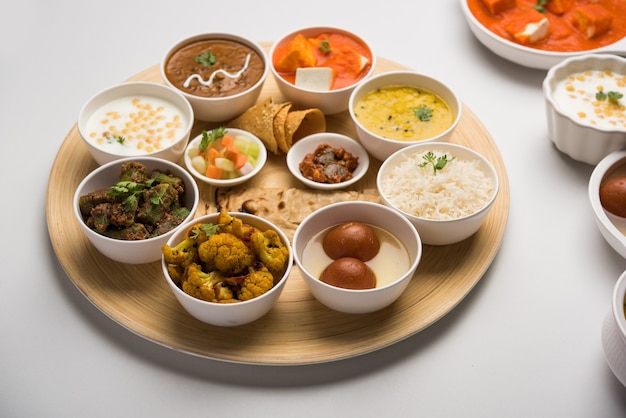 인도 힌두교 Veg Thali 또는 음식 플래터, 선택적 초점