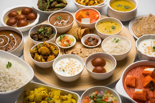 인도 힌두교 Veg Thali 또는 음식 플래터, 선택적 초점