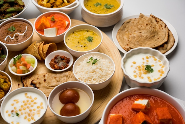 인도 힌두교 Veg Thali 또는 음식 플래터, 선택적 초점