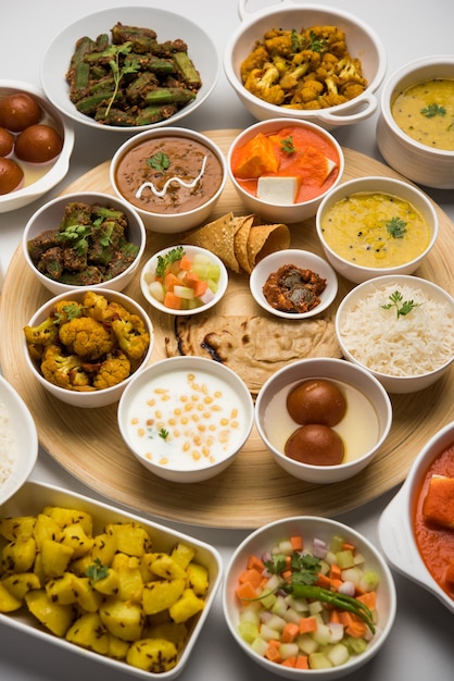 인도 힌두교 Veg Thali 또는 음식 플래터, 선택적 초점