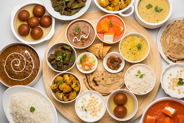 인도 힌두교 Veg Thali 또는 음식 플래터, 선택적 초점