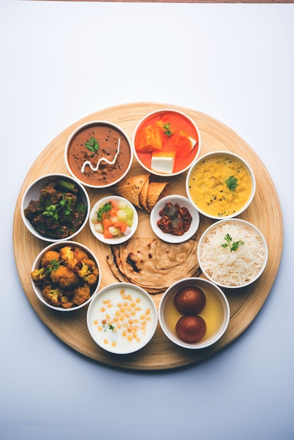 Индийский индуистский вегетарианский тали или блюдо с едой, выборочный фокус