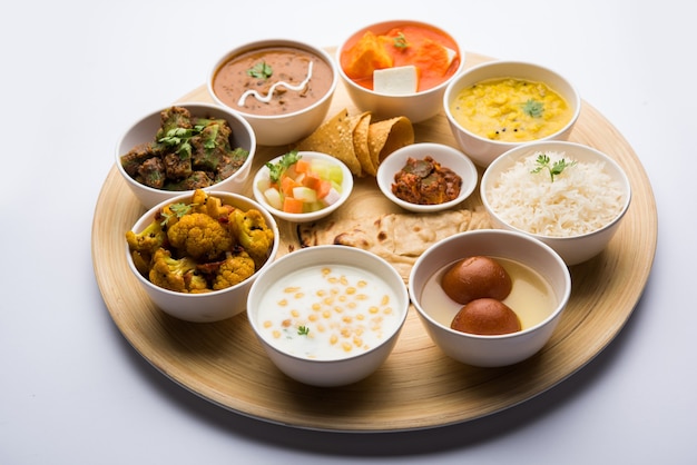 인도 힌두교 Veg Thali 또는 음식 플래터, 선택적 초점