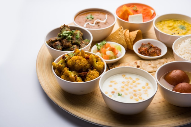 인도 힌두교 Veg Thali 또는 음식 플래터, 선택적 초점