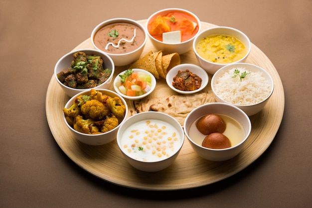 인도 힌두교 Veg Thali 또는 음식 플래터, 선택적 초점